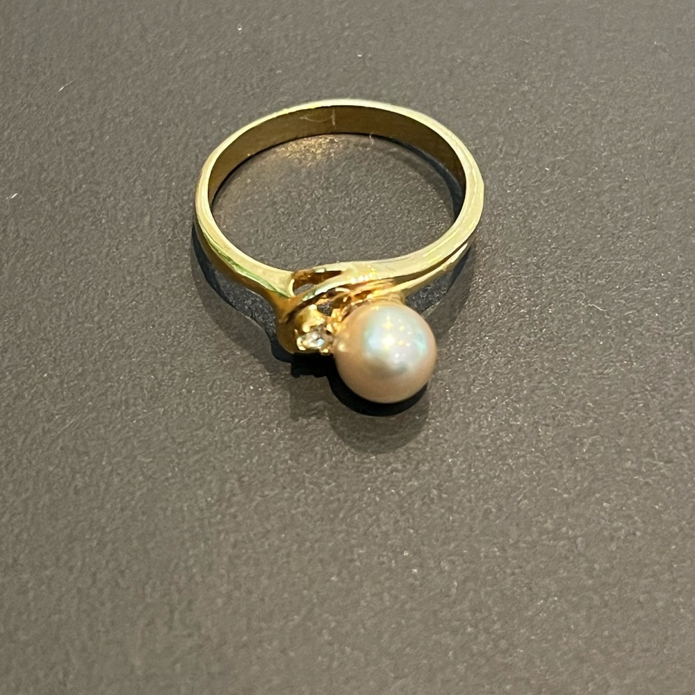 Vintage Elegant Gold Ring with Pearl and Diamond - Picture 3 of 5